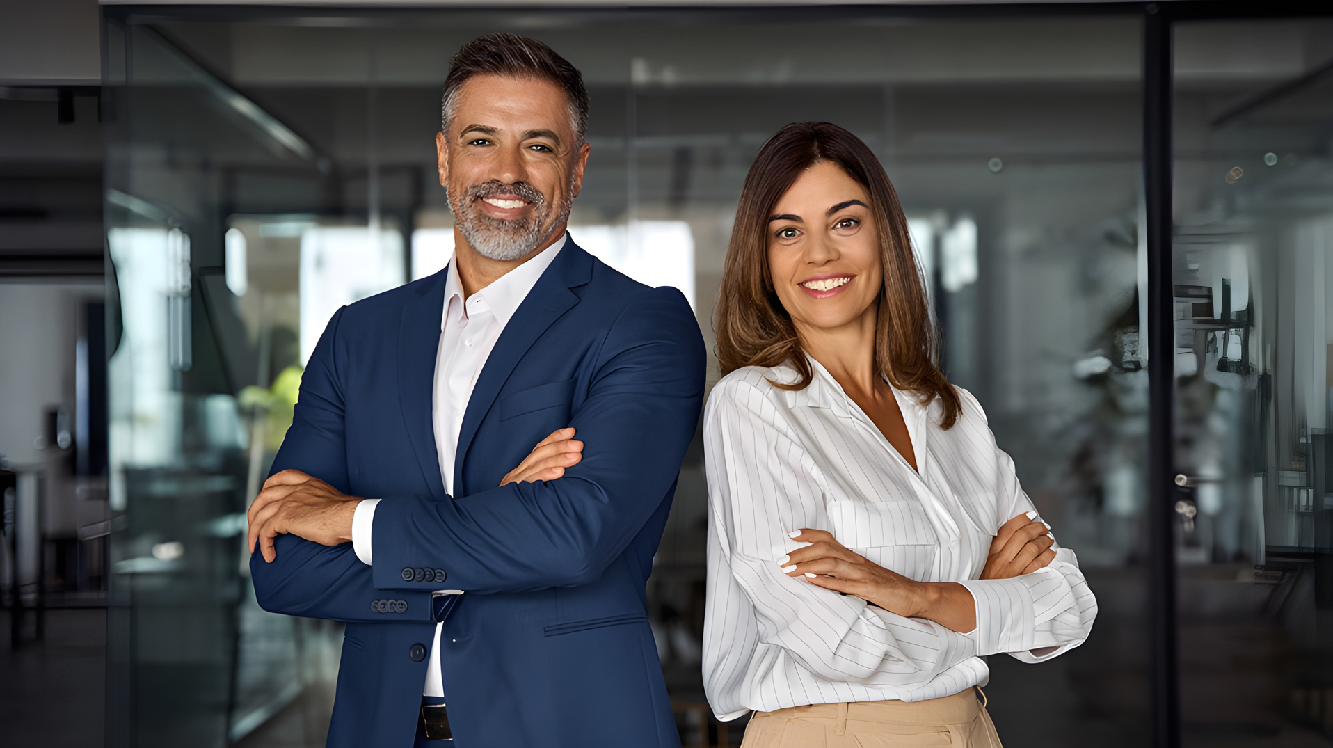 Mann und Frau im Business-Look in moderner Büro-Umgebung zur Bebilderung des Dienstleistungbereichs Executive Search