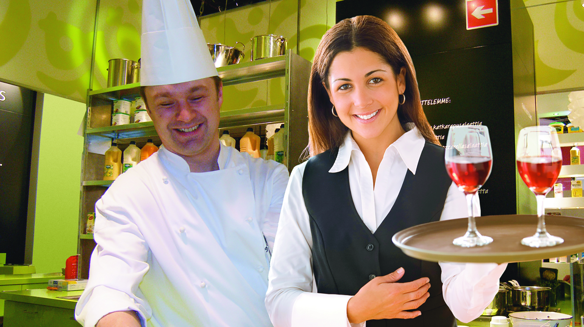 Koch und Servicekarft in Restaurant-Umgebung zur Bebilderung des Dienstleistungbereichs Gastronomie