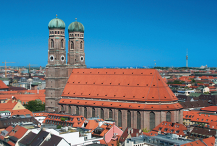 Die Frauenkirche in München von der Peterskirche aus gesehen